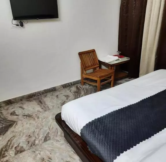 Fabhotel Royal Inn