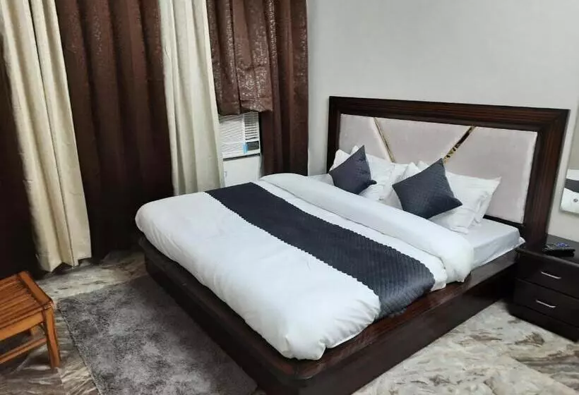 Fabhotel Royal Inn