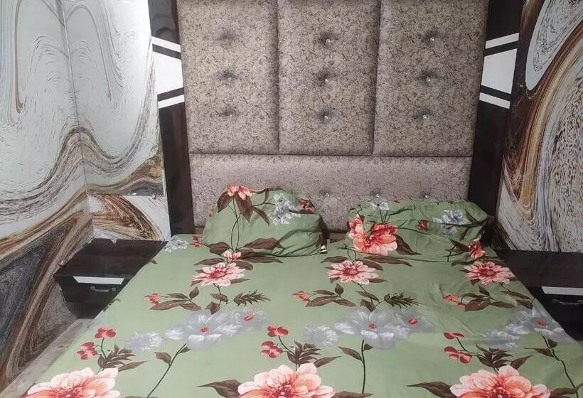 ホテル Saffron Night Room