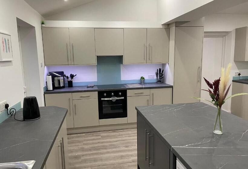 Общежитие Garden Close Suites