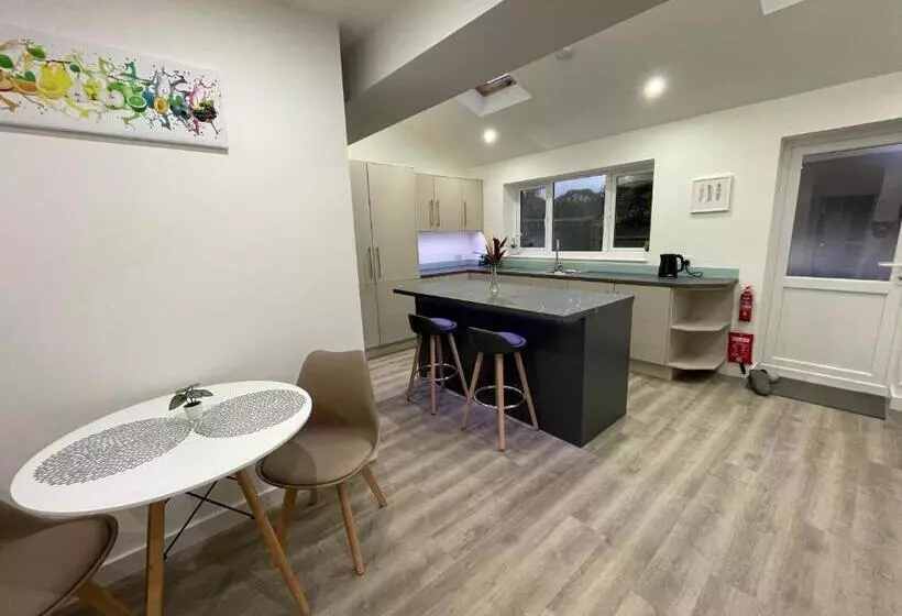 ユースホステル Garden Close Suites