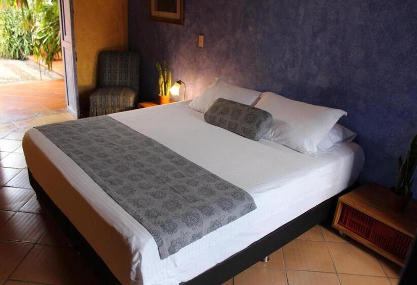 تختخواب و صبحانه Finca Hotel La Masia