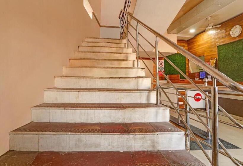 ホテル Oyo Flagship Satyam Inn Lodge