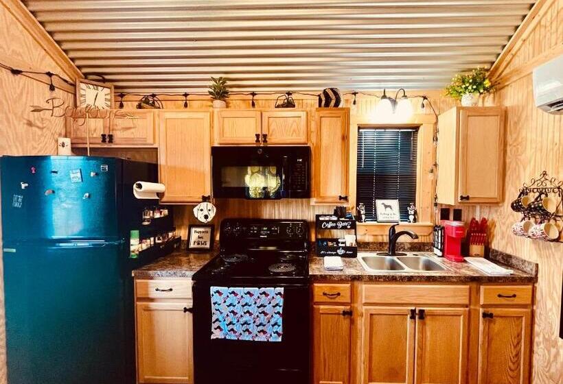 پانسیون The Cabin At Camp K9 Provides One On One Doggy Daycare