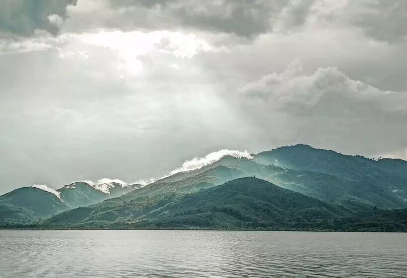 Hotelli Lake Camp Resort