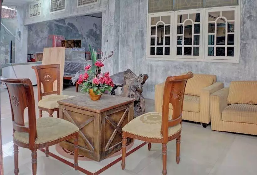 Hotelli Spot On 92834 Wisma Dira Tiara Syariah