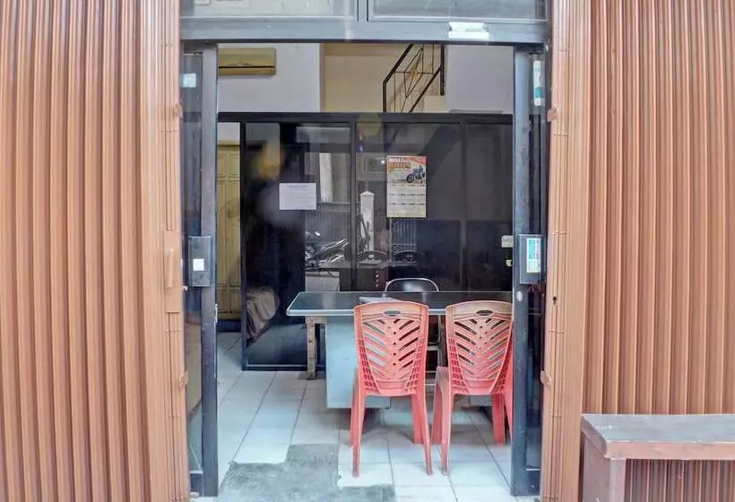 Hotelli Spot On 92834 Wisma Dira Tiara Syariah