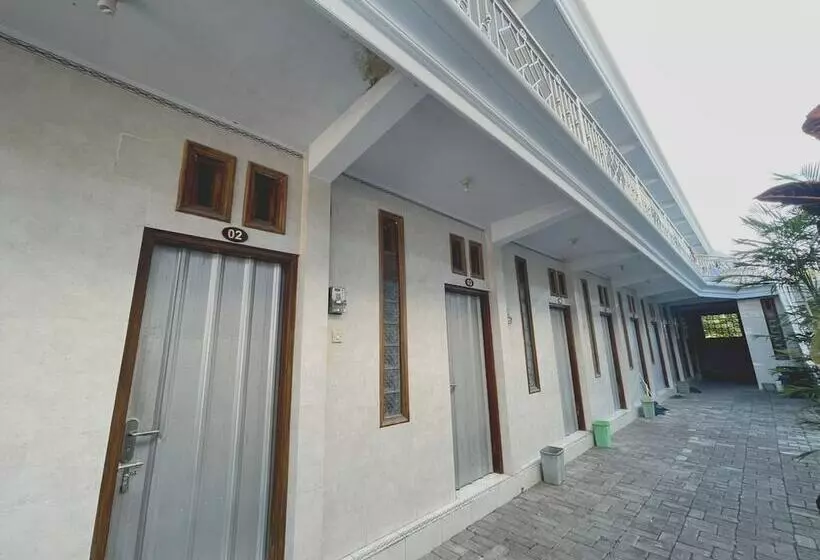 Hotelli Spot On 93035 Karman S Sari Homestay Syariah