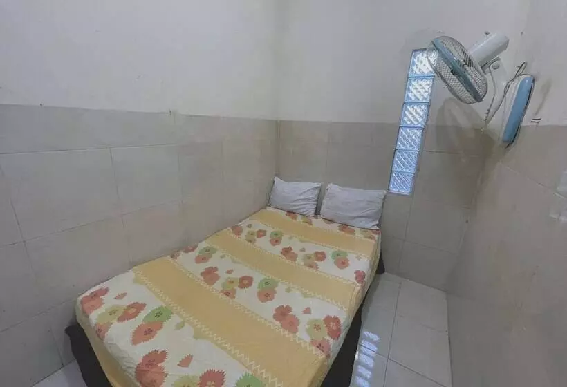 Hotelli Spot On 93035 Karman S Sari Homestay Syariah