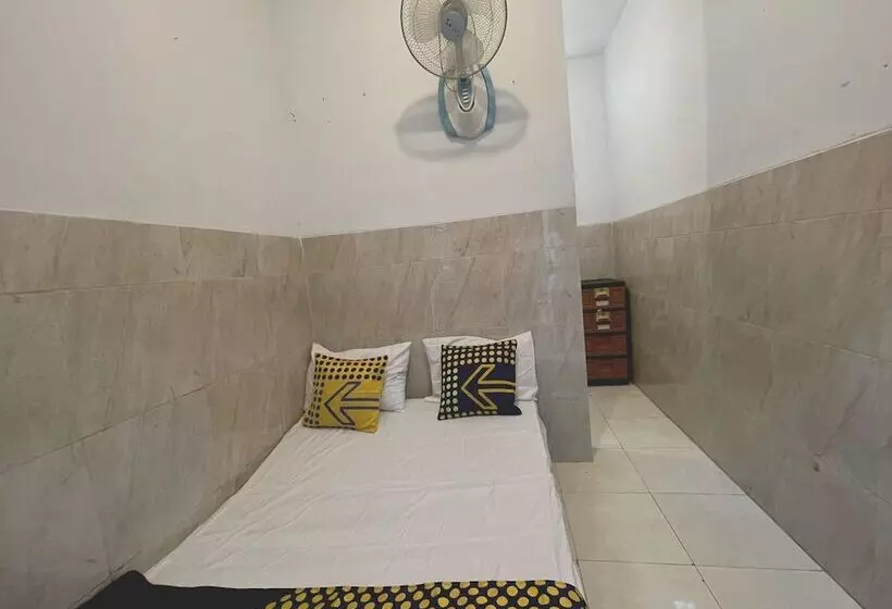 Hotelli Spot On 93035 Karman S Sari Homestay Syariah