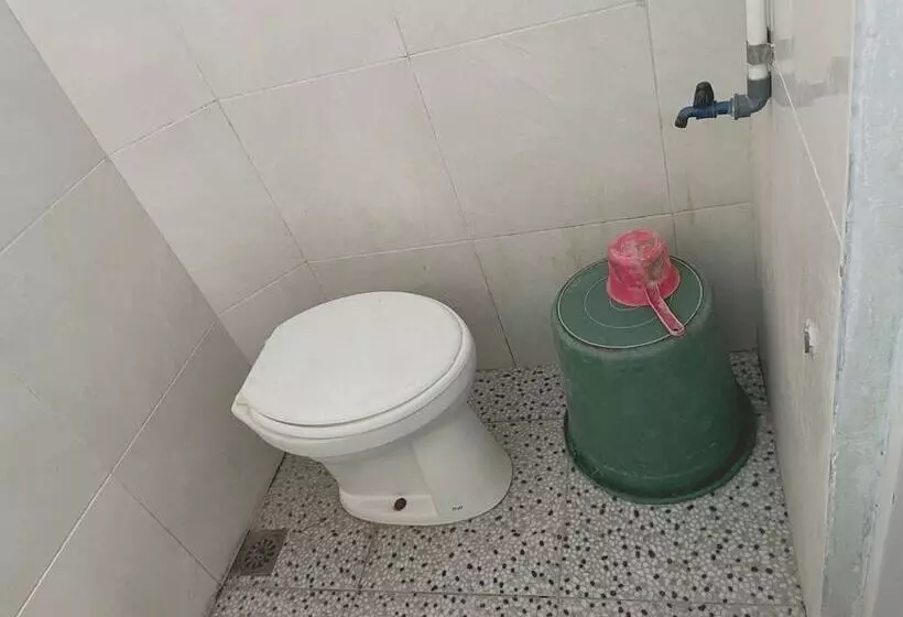 Hotelli Spot On 93035 Karman S Sari Homestay Syariah