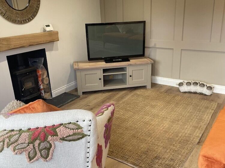 Charming 1 Bed Cottage In Brynmenyn