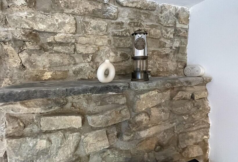 Charming 1 Bed Cottage In Brynmenyn