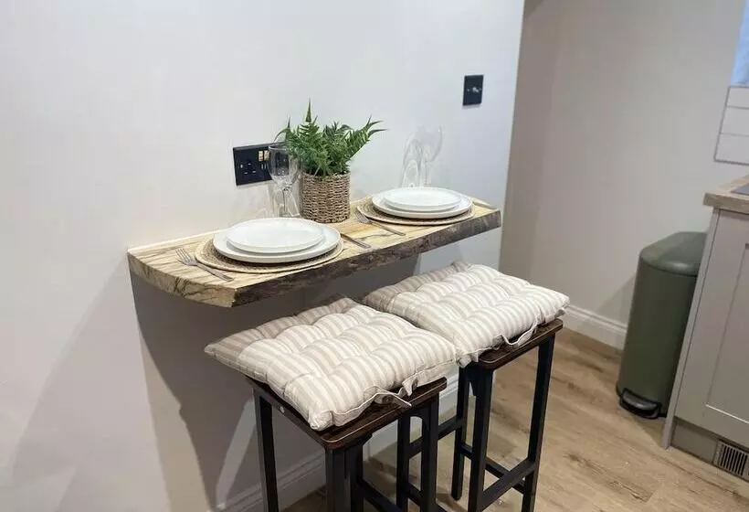 Charming 1 Bed Cottage In Brynmenyn