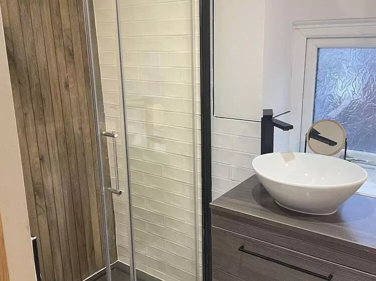 Charming 1 Bed Cottage In Brynmenyn