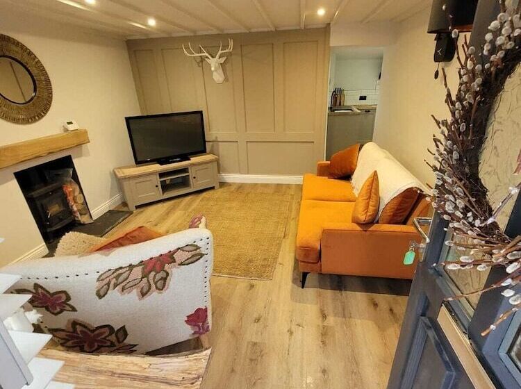 Charming 1 Bed Cottage In Brynmenyn