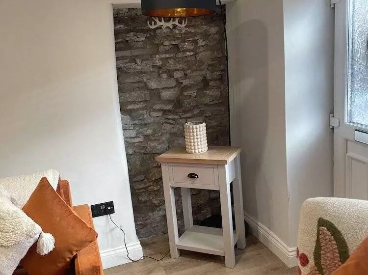 Charming 1 Bed Cottage In Brynmenyn