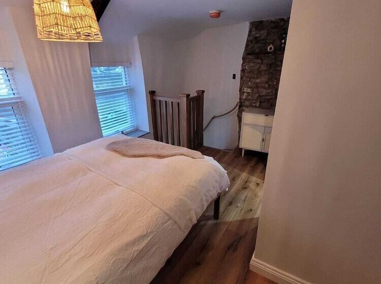 Charming 1 Bed Cottage In Brynmenyn