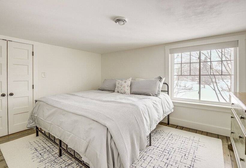 Cozy Wolfeboro Home W/ Private Deck: 1 Mi To Lake!