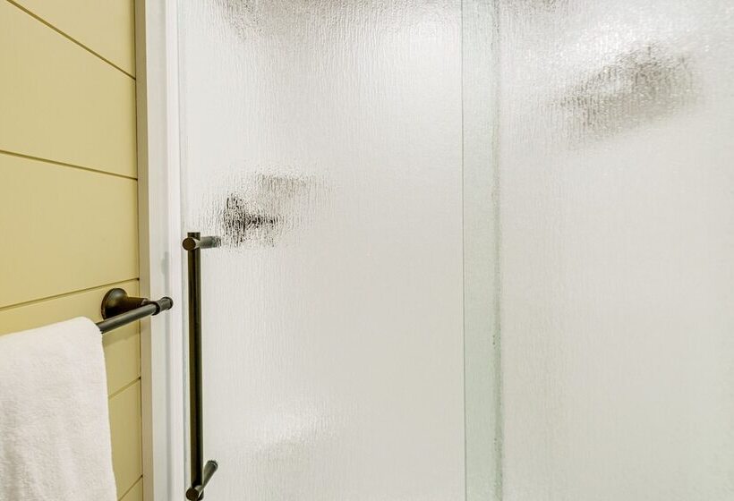 Cozy Wolfeboro Home W/ Private Deck: 1 Mi To Lake!