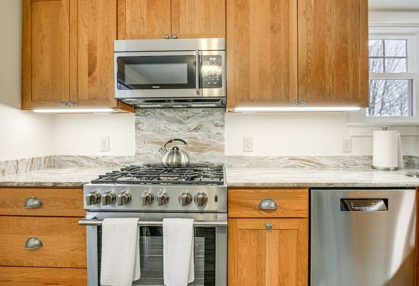 Cozy Wolfeboro Home W/ Private Deck: 1 Mi To Lake!