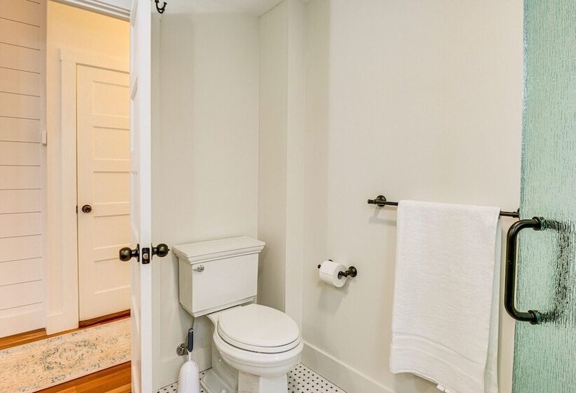 Cozy Wolfeboro Home W/ Private Deck: 1 Mi To Lake!