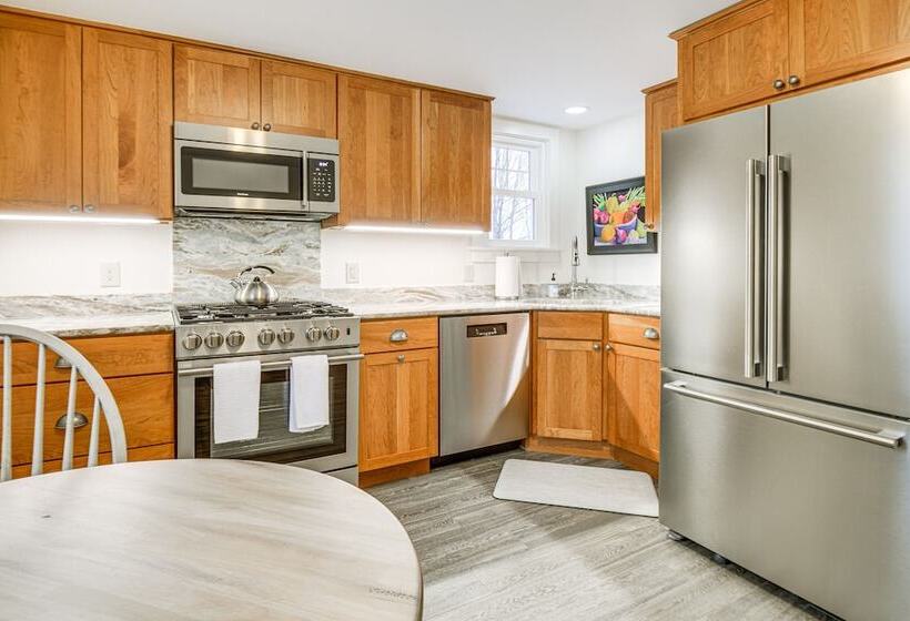 Cozy Wolfeboro Home W/ Private Deck: 1 Mi To Lake!