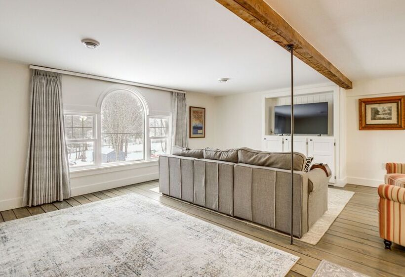 Cozy Wolfeboro Home W/ Private Deck: 1 Mi To Lake!