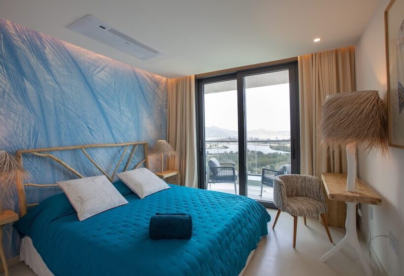 Fourteen At Mullet Bay