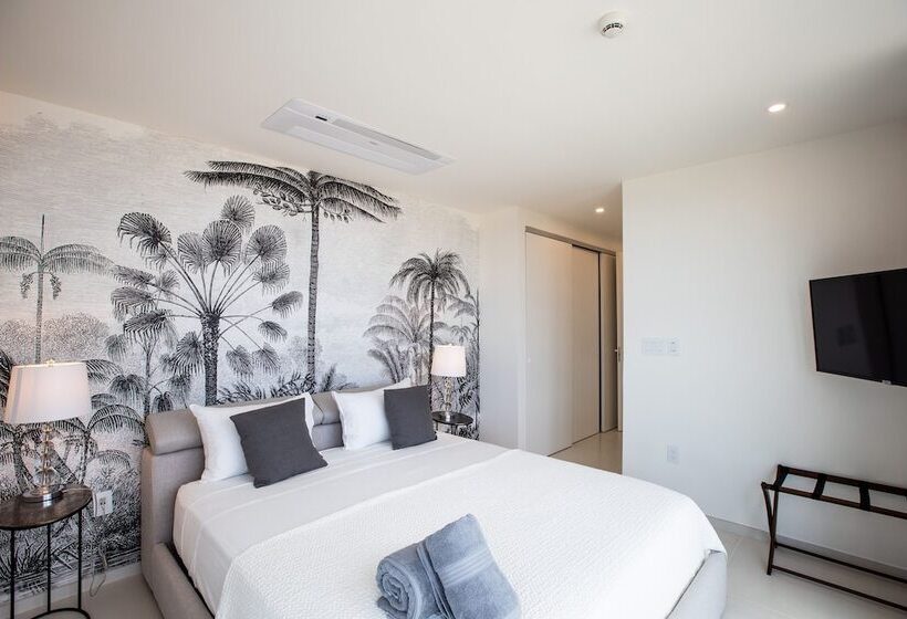 Fourteen At Mullet Bay