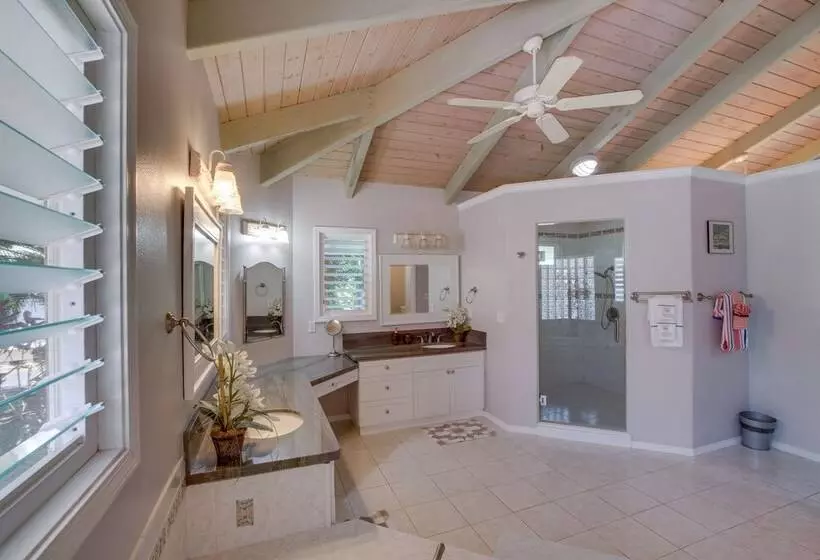 Honomu Home W/ Screened Lanai + Ocean Views!