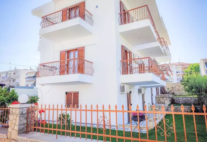 ホテル Apartments Eytyxia