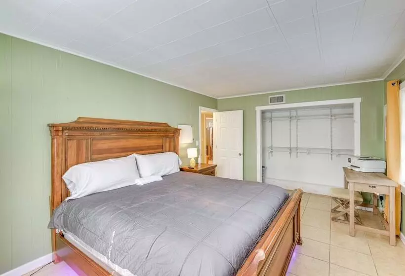 Patio & Grill: Idyllic Sorrento Vacation Home!