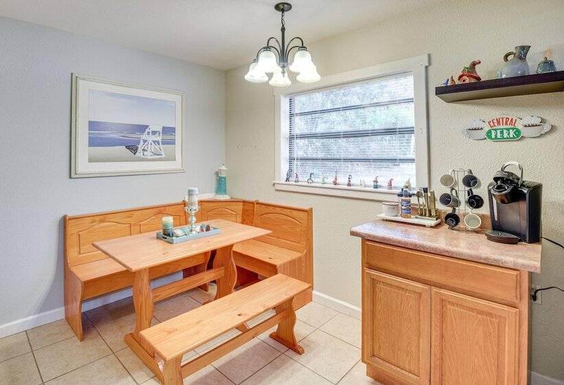 Patio & Grill: Idyllic Sorrento Vacation Home!