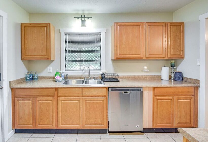 Patio & Grill: Idyllic Sorrento Vacation Home!