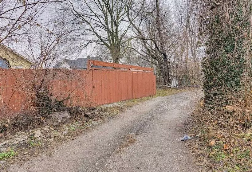 Indianapolis Home W/ Fire Pit: 3 Mi To Downtown!