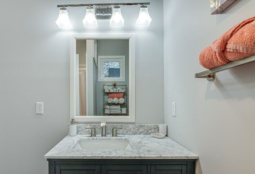 Indianapolis Home W/ Fire Pit: 3 Mi To Downtown!