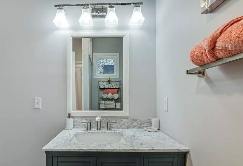 Indianapolis Home W/ Fire Pit: 3 Mi To Downtown!