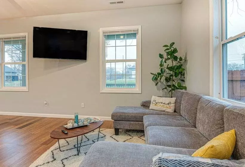 Indianapolis Home W/ Fire Pit: 3 Mi To Downtown!