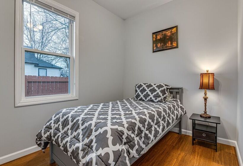 Indianapolis Home W/ Fire Pit: 3 Mi To Downtown!