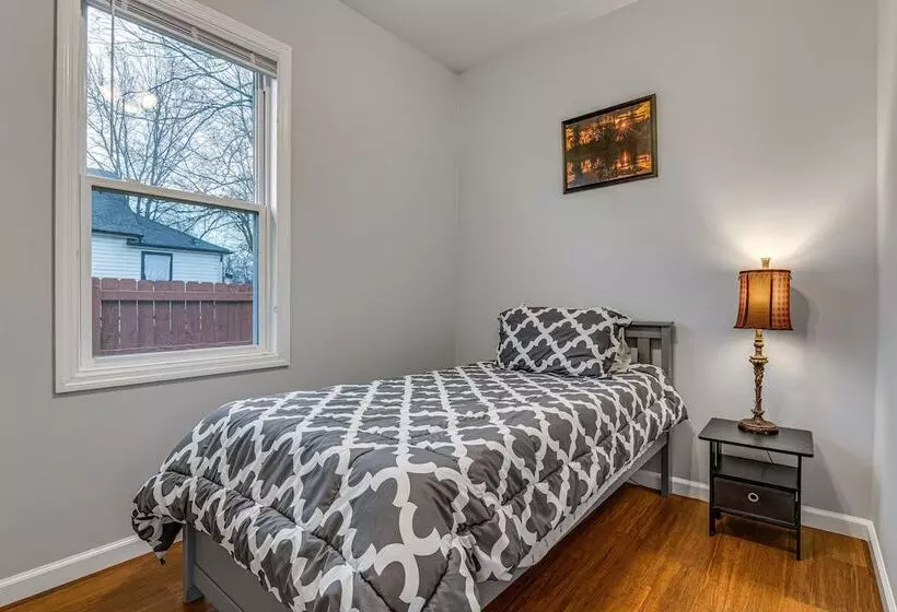 Indianapolis Home W/ Fire Pit: 3 Mi To Downtown!