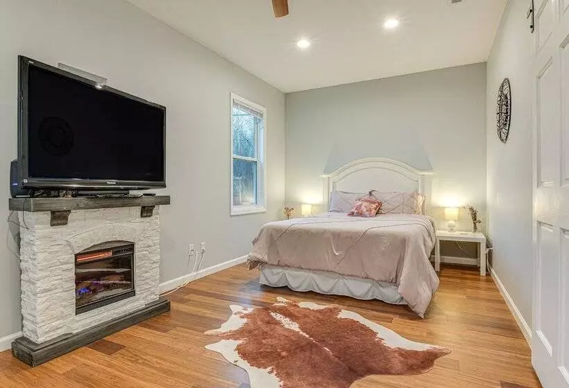 Indianapolis Home W/ Fire Pit: 3 Mi To Downtown!