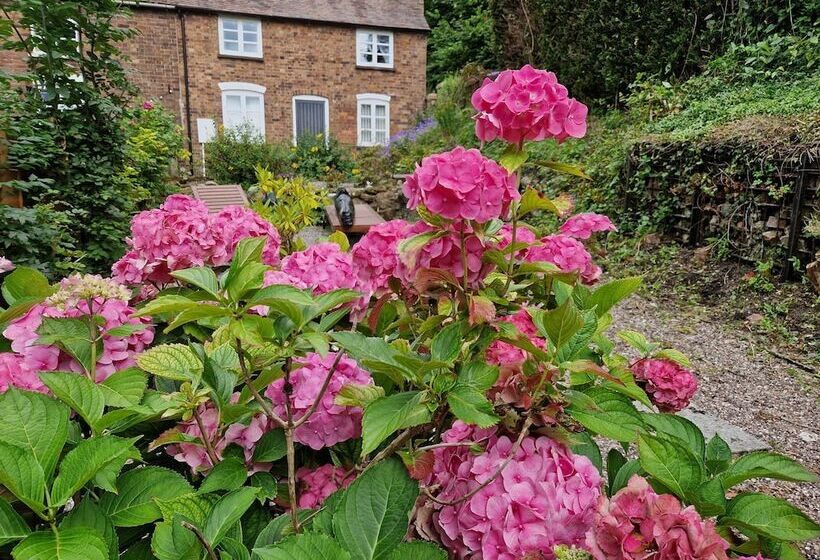 Lovely 2 Bed Cottage In Coalbrookdale Telford