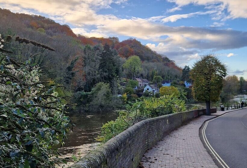 Lovely 2 Bed Cottage In Coalbrookdale Telford