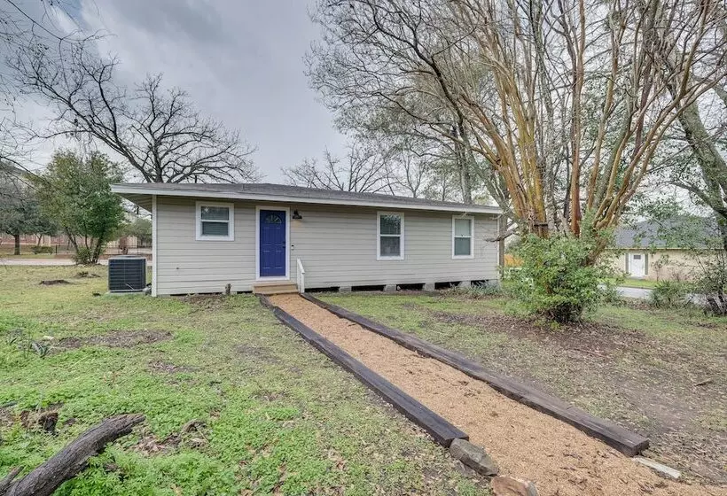 Lovely Brenham Home   Walk To Blinn & Downtown!