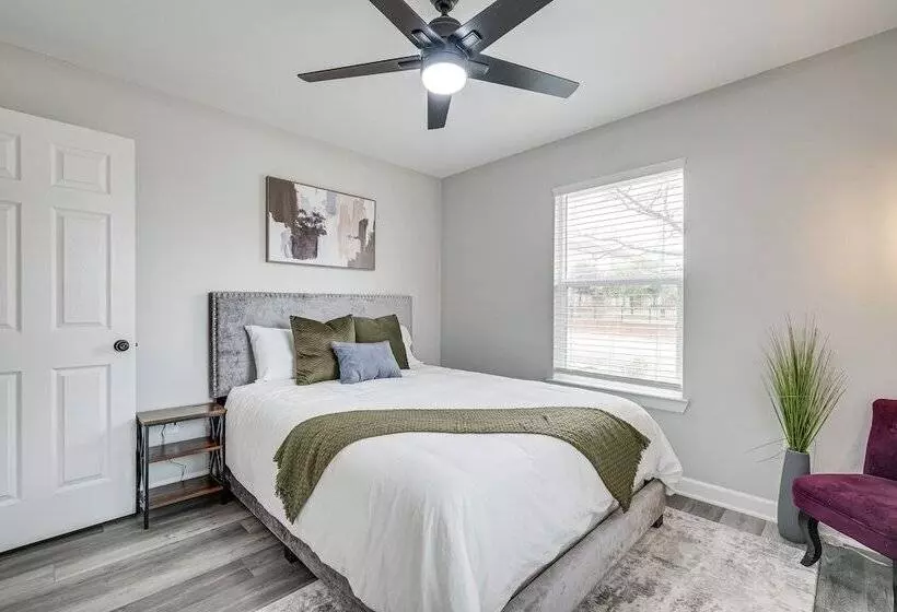 Lovely Brenham Home   Walk To Blinn & Downtown!