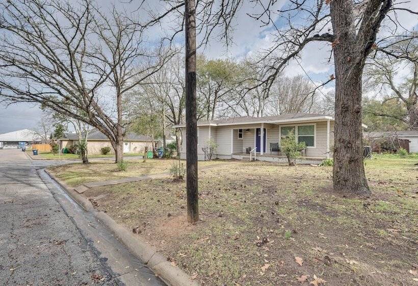 Lovely Brenham Home Walk To Blinn & Downtown!