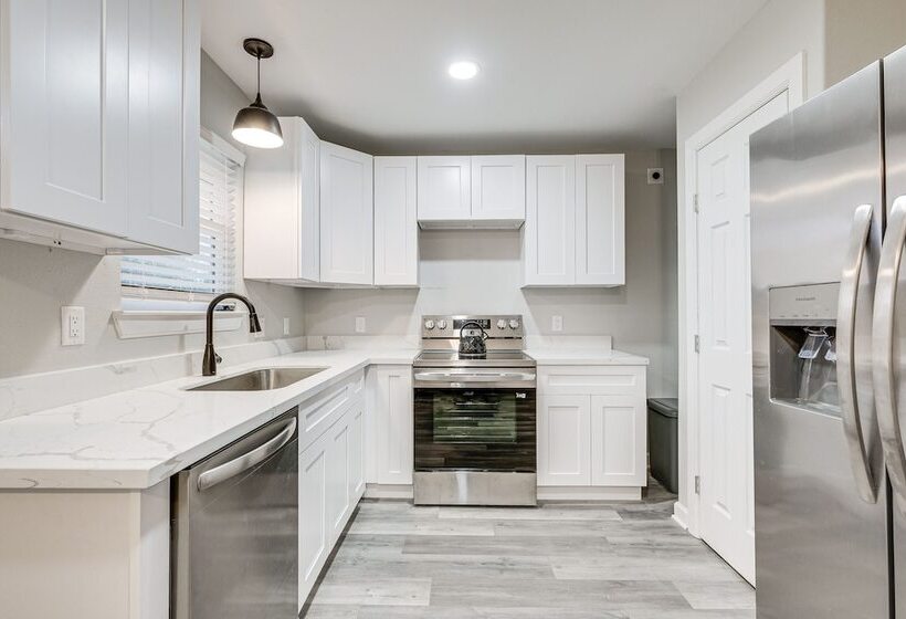 Lovely Brenham Home Walk To Blinn & Downtown!