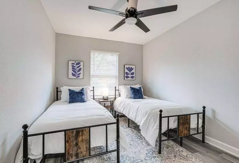 Lovely Brenham Home   Walk To Blinn & Downtown!