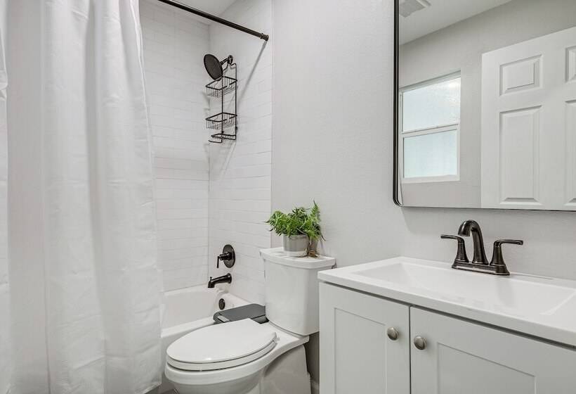 Lovely Brenham Home Walk To Blinn & Downtown!